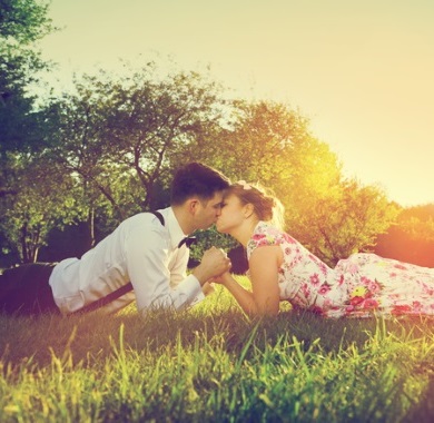 http://awesoroo.com/wp-content/uploads/2015/07/romantic-couple-kissing.jpg